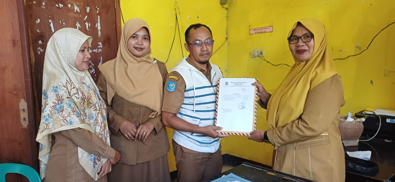 Sekdes Belo Serahkan Surat  Pemberhentian dan Pengangkatan PAW Anggota BPD Desa Belo Periode 2019–2027 Pada Pemerintah Kecamatan Palibelo