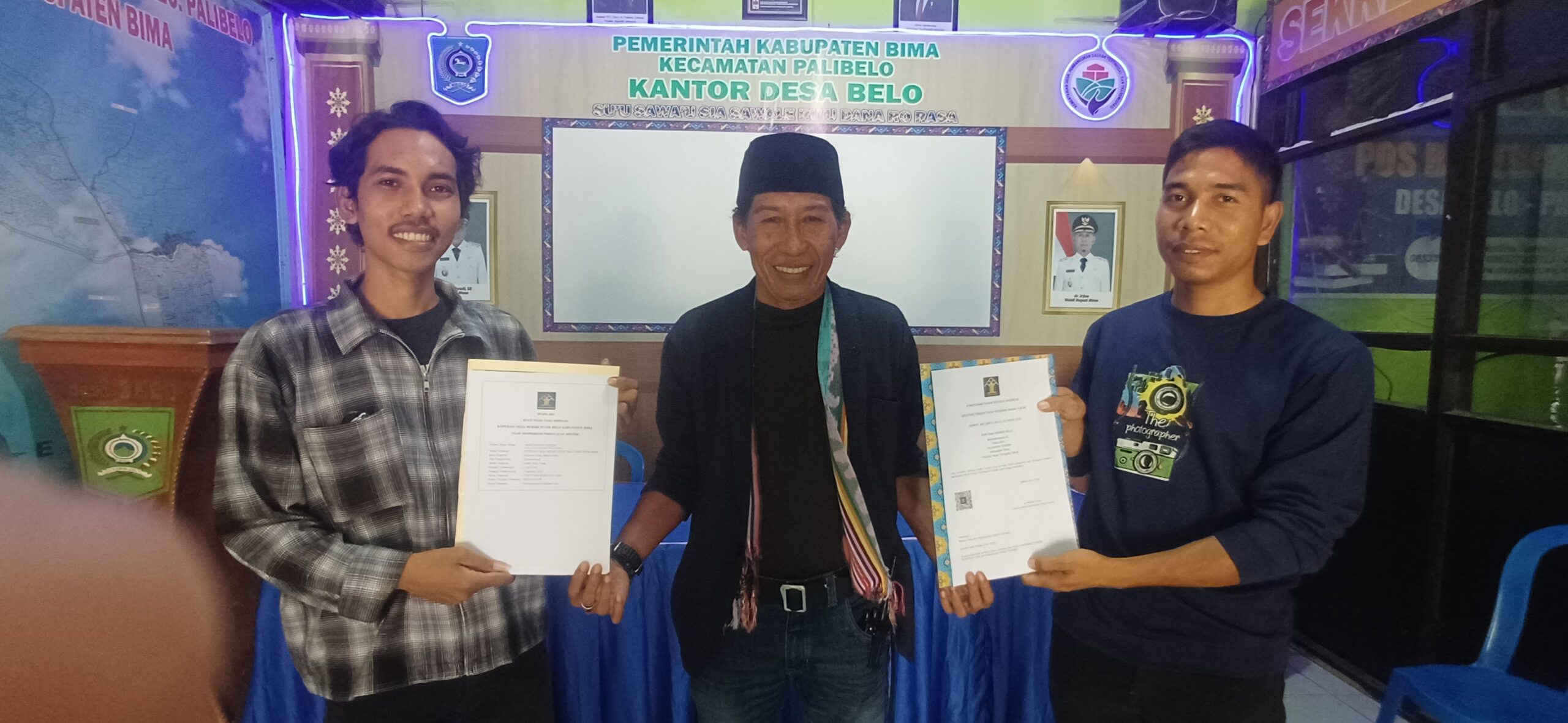 Kades Belo Serahkan Akta Notaris Kopdes dan Sertifikat Pendaftaran BUMDes Tahun 2025
