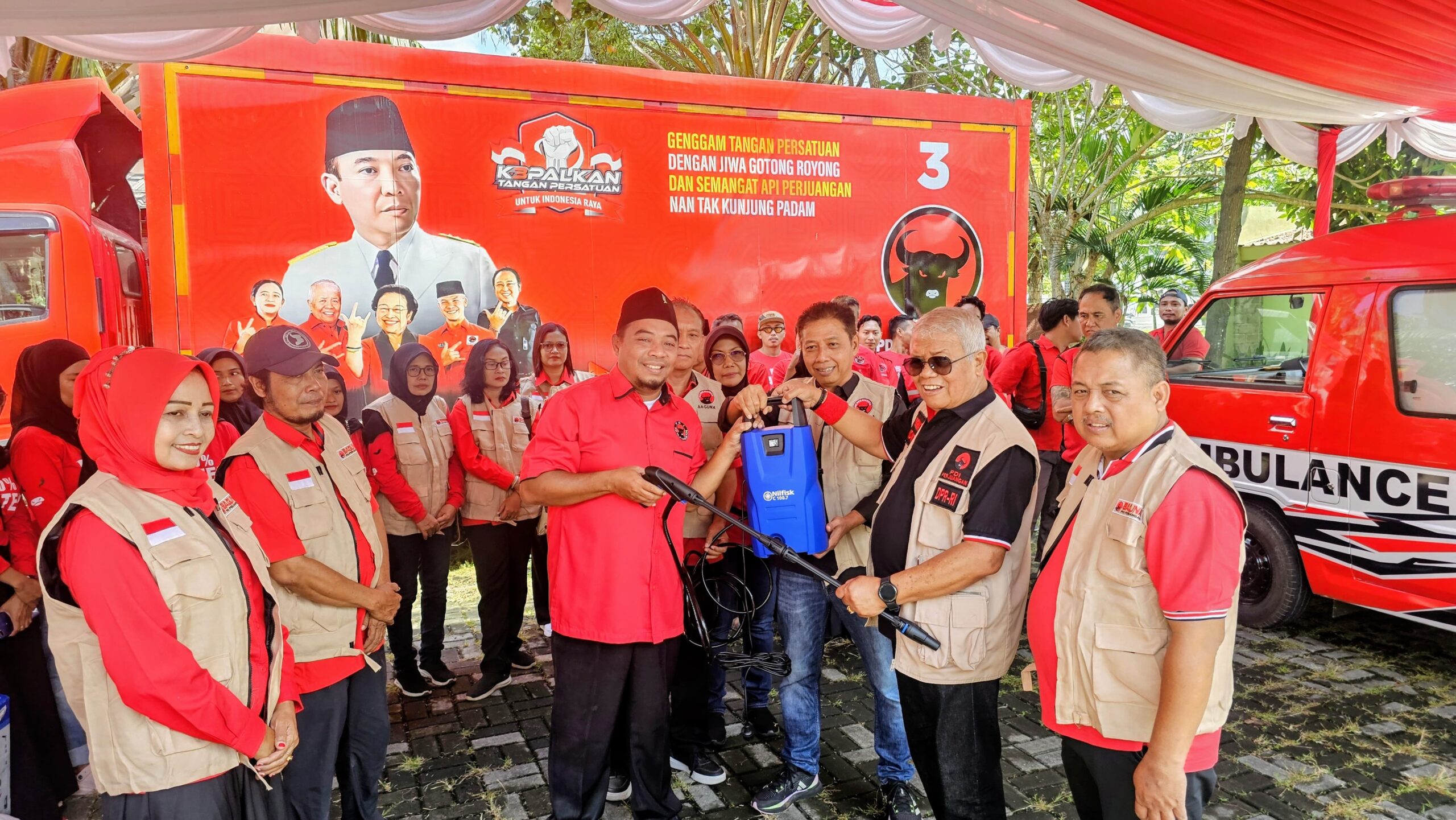 DPP PDI Perjuangan Salurkan Bantuan untuk Korban Bencana Banjir di Kota Mataram