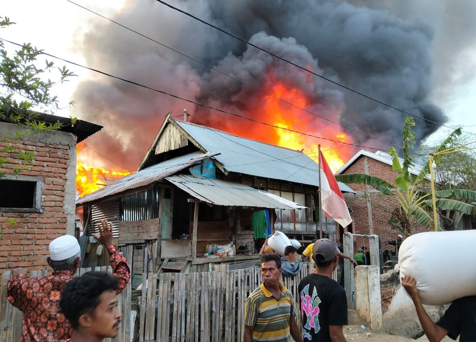 Ntonggu Terbakar! Api Lumat Rumah Panggung Satu Per Satu
