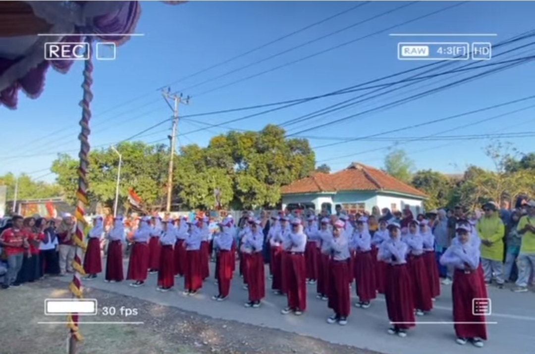 Regu Gerak Jalan Indah SDN 1 Teke Palibelo Tampil Beda di HUT RI dan HUT Kabupaten Bima
