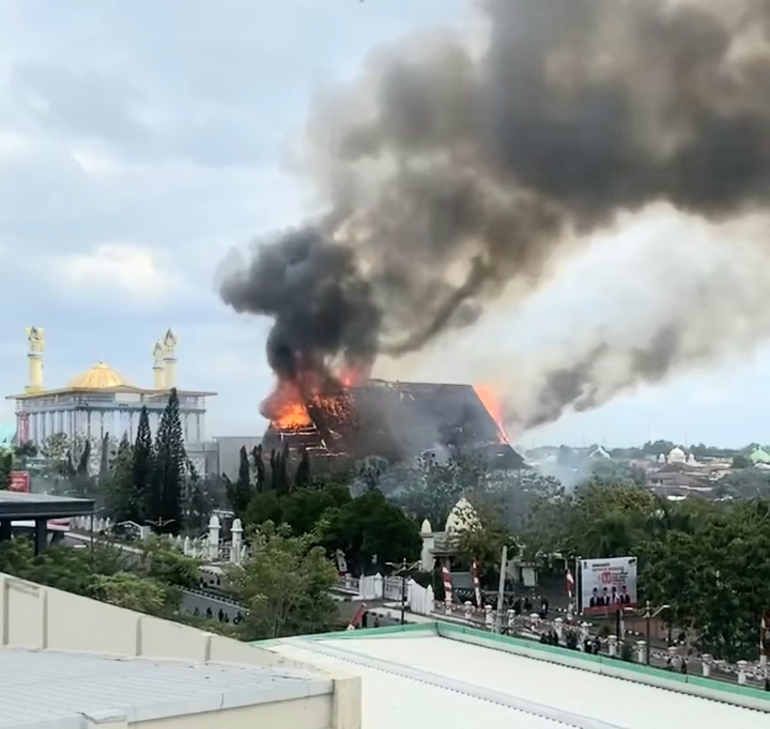 Pulau Seribu Masjid Tercekik Asap Gelap, Wakil Rakyat Fokus Tunjangan