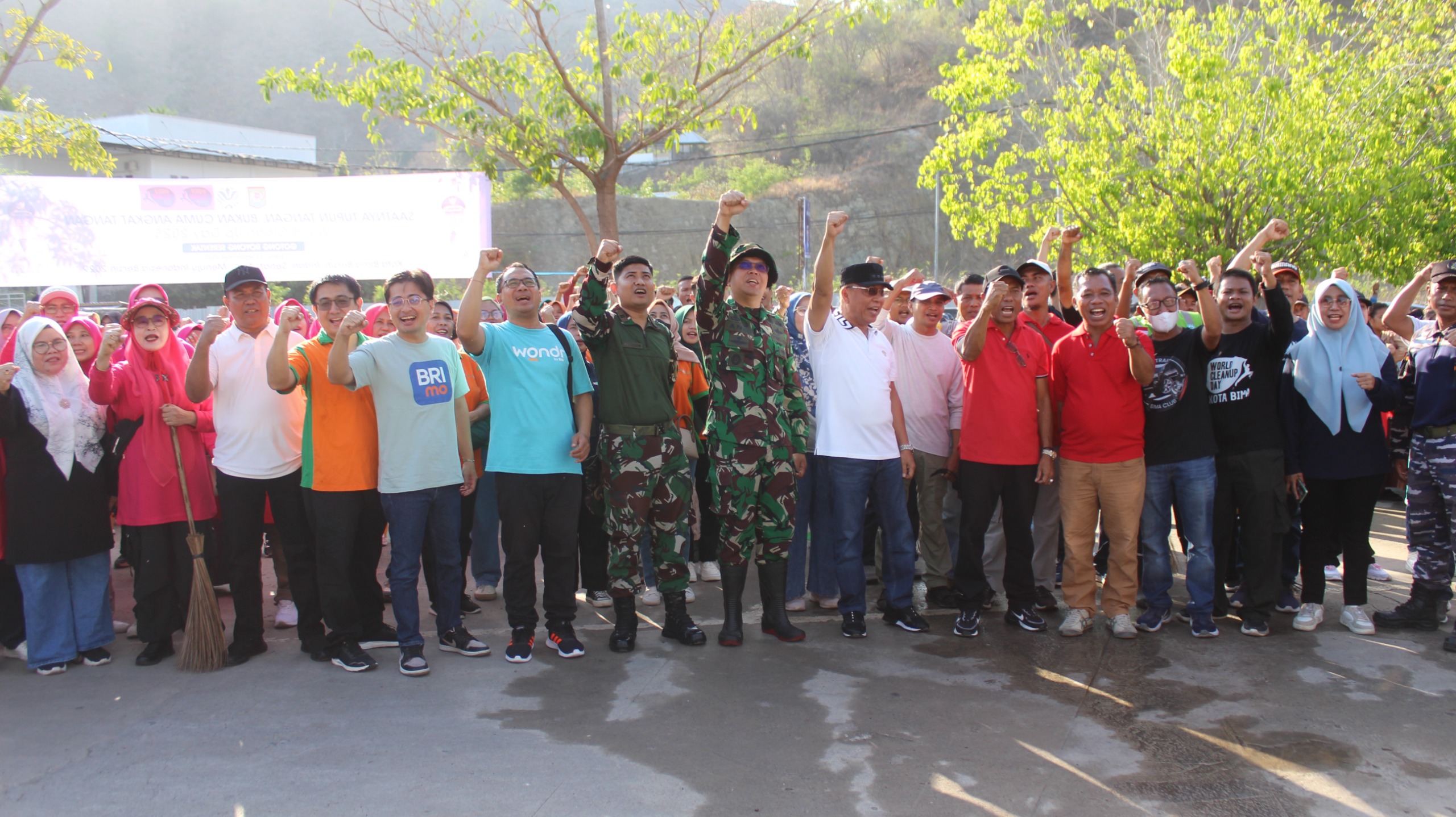 Dandim 1608/Bima Turun Tangan Pimpin 100 Personil Sukseskan World Clean Day