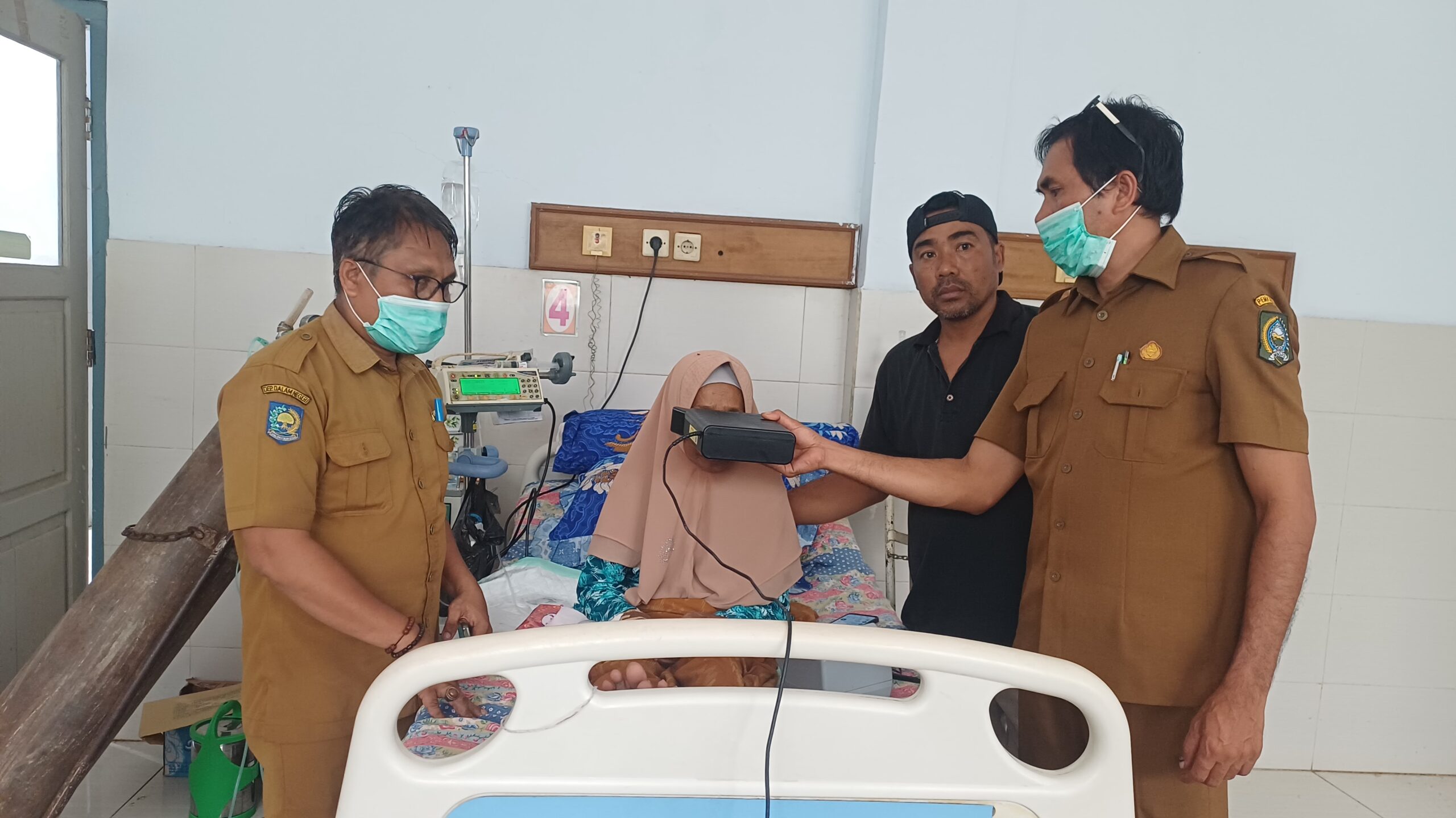 Dukcapil Kabupaten Bima Sambangi RSUD, Pastikan Pasien Asal Teke Miliki e-KTP Lewat Program “Papa Untuk Mama”