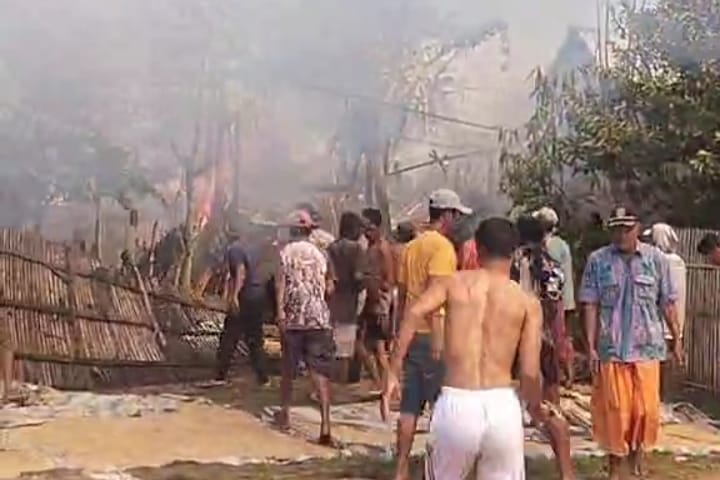 Kebakaran Hebat Landa Desa Roi, Tiga Rumah Warga Terdampak
