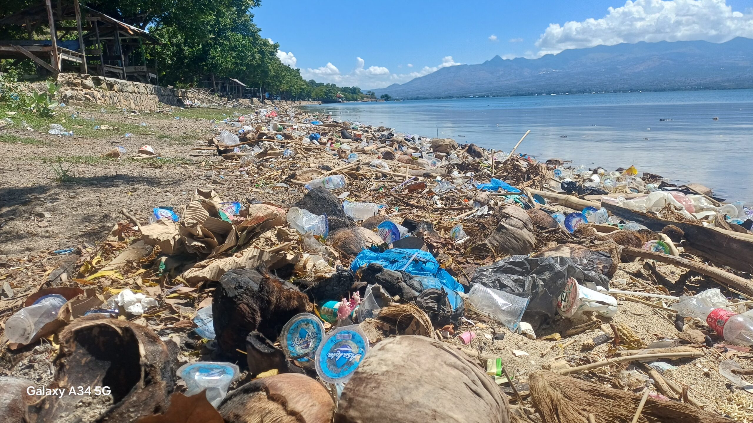OPINI PUBLIK: “Wajah Bopeng” Pariwisata Bima, Pantai Kalaki Jadi Monumen Pembiaran?