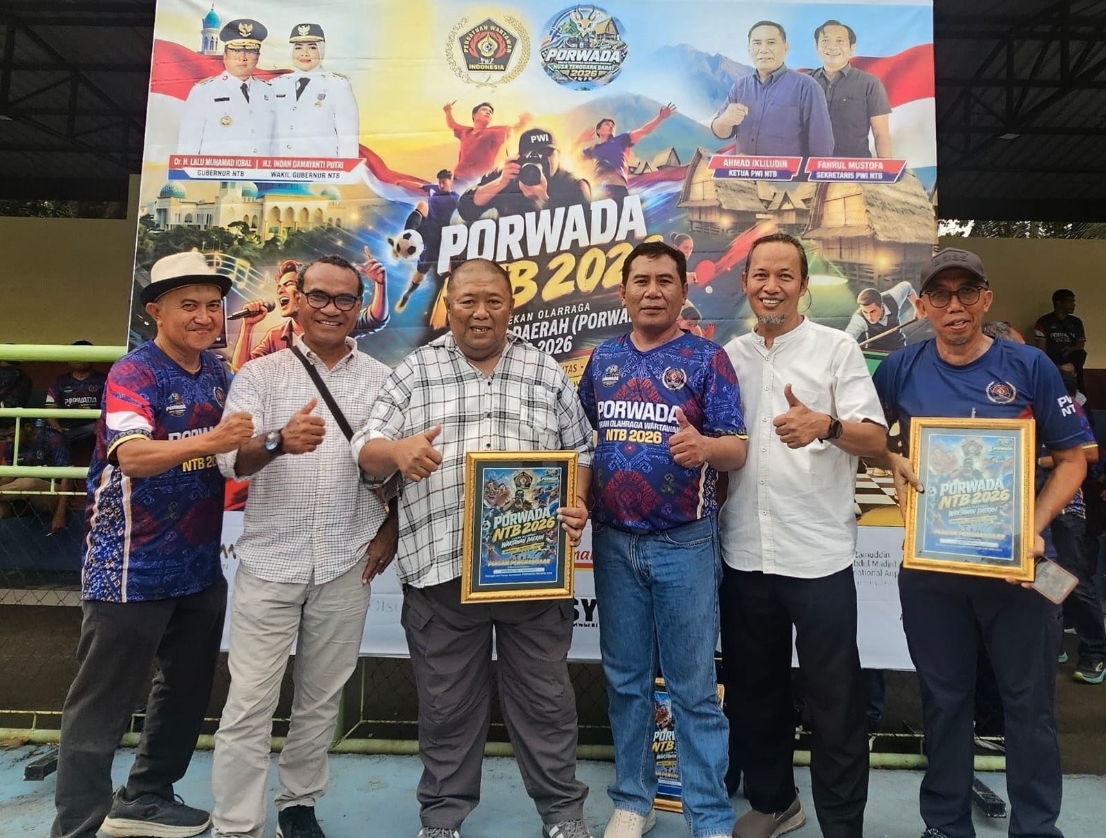 Kadiskominfo Serahkan Piagam Kepada Juri Jurnalisti dan Fotografi Porwada 2026